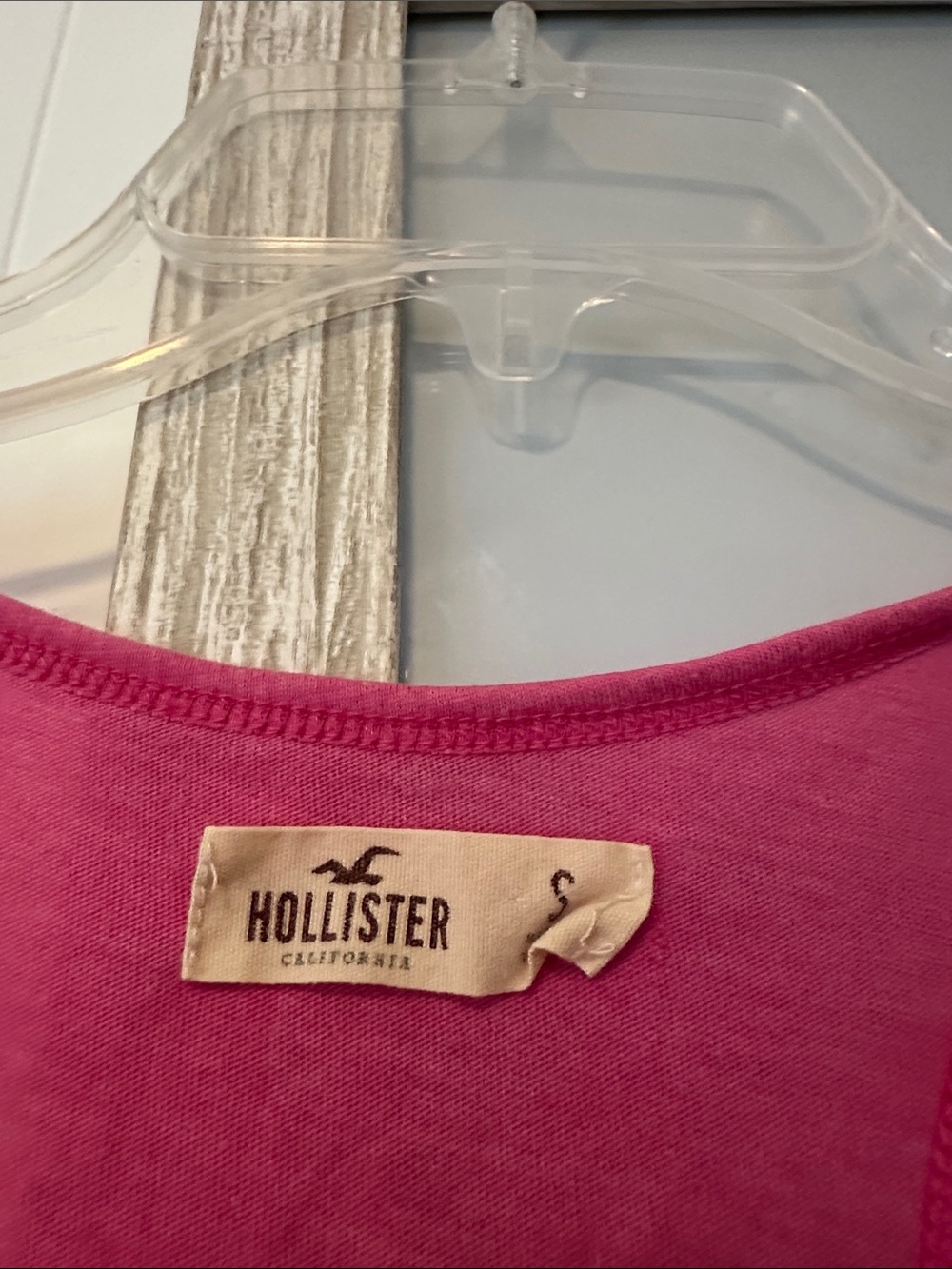 Size Small Hollister Bright Fuchsia Racerback Graphic Tank - Picture 2 of 4